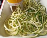 Une image de l'étape 1 de Spaghetti de courgettes, feta et tomates cerises.