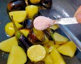 A picture of step 3 of Ringan bataka nu masaledar chatpatu shak.