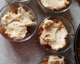 A picture of step 5 of Apple crumble cheesecake cups.