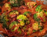 Foto del paso 4 de la receta: Chuleta de Sajonia "a la gallega" y brócoli con tomate y bacon