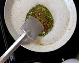 A picture of step 2 of Hariyali paratha.