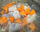 Gambar langkah 2 resipi Sup ayam kampung simple.