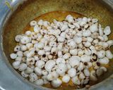 A picture of step 17 of Shahi Matar Makhana.