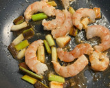 Foto del paso 2 de la receta: Alcachofas con ajos tiernos y gambones