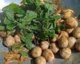 รูปขั้นตอนการทำที่ 4 ของ ผัดเผ็ดกะเพราลูกชิ้นไก่