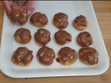 Bignè con crema al caffè e cioccolato