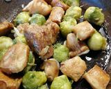Foto del paso 9 de la receta: Pollo marinado con coles de Bruselas