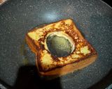 Foto langkah ke 7 dari resep Egg in Hole French Toast.