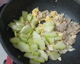 รูปขั้นตอนการทำที่ 4 ของ มะระหวานผัดไข่ใส่หมู