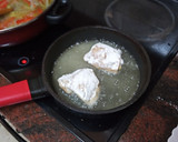 Foto del paso 3 de la receta: Muslos de pollo en escabeche con papas fritas