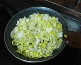 Foto del paso 4 de la receta: Tortilla de papas con cebolla y puerro sofrito y ensalada