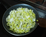 Foto del paso 4 de la receta: Tortilla de papas con cebolla y puerro sofrito y ensalada