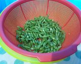 Foto langkah ke 1 dari resep Sayur Buncis Kuah Kuning.