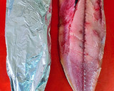 Foto del paso 4 de la receta: Lomo de bonito marinado en sal granulada y fish masala