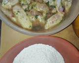 Foto del paso 4 de la receta: Alitas y muslitos de pollo fritos