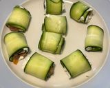 Foto del passaggio 2 della ricetta Involtini cetriolo Philadelphia e salmone affumicato