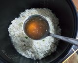 Foto langkah ke 7 dari resep Nasi Tim Rice Cooker dengan Kuah Kaldu Ayam.
