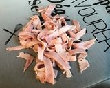 Une image de l'étape 4 de Salade de feuille de chêne aux tomates, jambon blanc et roquefort (sauce épicée à la ciboulette).