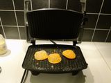 Grillezett Csirkés Sajtburger grillezett belevalókkal és édesburgonya chipssel