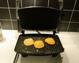 Grillezett Csirkés Sajtburger grillezett belevalókkal és édesburgonya chipssel recept fázis 4 fotója