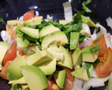 Foto del paso 2 de la receta: Patatas y cebolla asadas con ensalada de salmón y aguacate