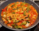 Foto del paso 9 de la receta: Merluza en salsa de tomate y verduras con queso
