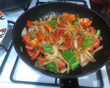 Foto del paso 4 de la receta: Verdura salteada con pollo