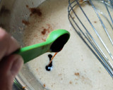 Foto del paso 2 de la receta: Magdalenas de espelta y chips de chocolate (sin azúcar)