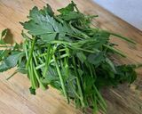 Hình bước làm 1 của món Cần tây nước xào tỏi