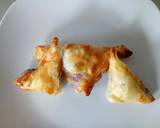 Gorgonzola and blueberry triangle puffs