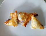 A picture of step 3 of Gorgonzola and blueberry triangle puffs.