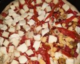 Foto del paso 3 de la receta: Pizza con dos quesos y tomate fresco