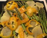 Foto del paso 3 de la receta: Merluza al horno con espárragos trigueros y patatas