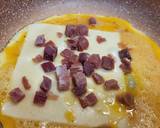 Foto del paso 1 de la receta: Tortilla a la francesa con queso y dados de jamón