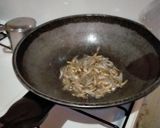 Foto langkah ke 2 dari resep 106)sayur daun singkong teri kuah santan.