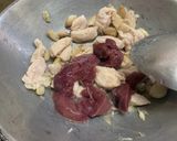 รูปขั้นตอนการทำที่ 1 ของ ไก่กับตับผัดกระเทียมพริกไทย