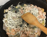 Foto del paso 2 de la receta: 203. Espaguetis negros con gulas al papillote (principal pasta)