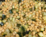 Foto del paso 3 de la receta: Garbanzos con calabacín a la naranja