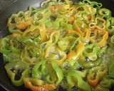 Foto del paso 2 de la receta: Espaguetis salteados con mango y mini volavents rellenos de paté de tomate, aceitunas y maíz