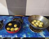 A picture of step 4 of Dahi Vada Dahi Bhalla Chaat.