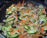 Foto del paso 4 de la receta: Salteado🍄de vegetales🧅🥕🍗y pollo🍱🥙🌯