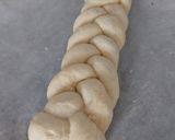 Foto del paso 5 de la receta Trenza brioche de crema y pepitas de chocolate con conitos de hojaldre