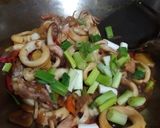 Foto langkah ke 4 dari resep Tumis Cumi Kecap.