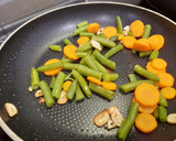 Foto del paso 4 de la receta: Judías verdes al ajillo con zanahoria