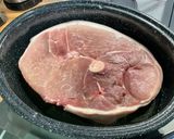 Une image de l'étape 2 de Rouelle marinée de porc aux tomates cerises et herbes aromatiques.