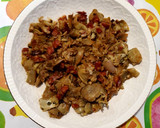 Foto del paso 3 de la receta: Alcachofas con cebolla y chorizo al vino blanco