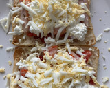 Foto del paso 5 de la receta: Tostada con lomo adobado, queso cottage, tomate, huevo cocido y cebolla frita
