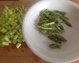 Foto del passaggio 1 della ricetta Filetto di spigola con crema di asparagi
