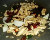 รูปขั้นตอนการทำที่ 4 ของ ไก่ผัดเม็ดมะม่วง