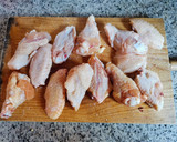 Foto del paso 2 de la receta: Alitas de pollo fritas con patatas panaderas🥔🧅🌶️🍖🍗